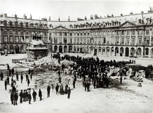 Destrucción de la Columna Vendôme durante la Comuna, 1871 de French Photographer